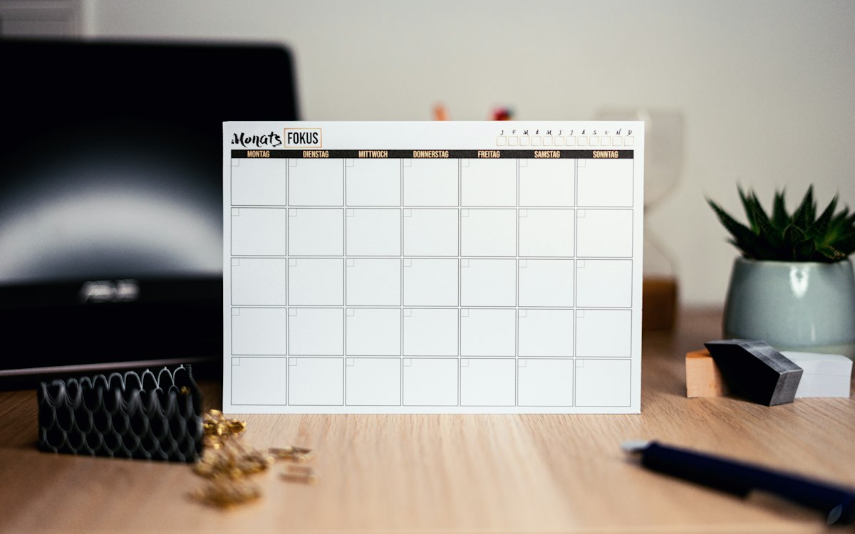 Calendário de mesa sobre uma escrivaninha