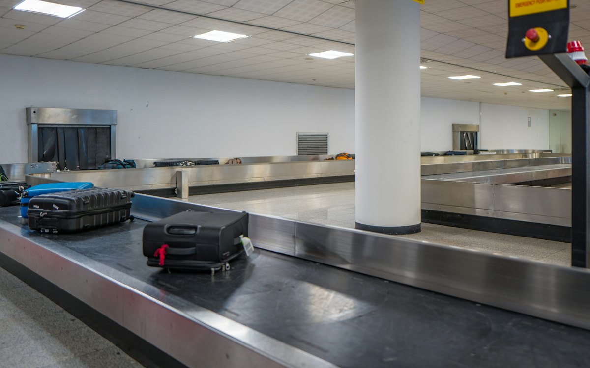 Malas na esteira de restituição de bagagem do aeroporto