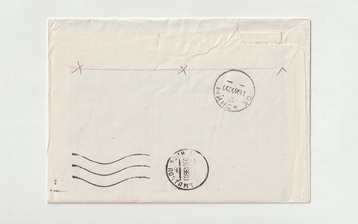 Envelope de correspondência com carimbos postais