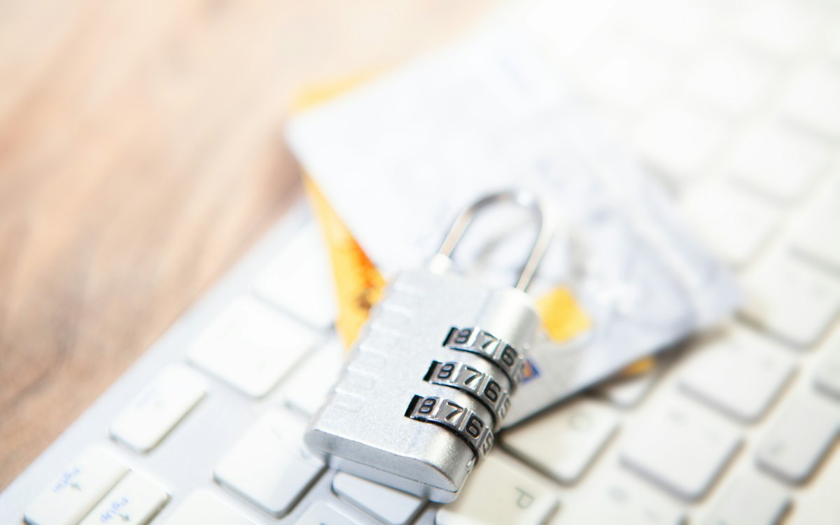 Cadeado sobre cartões e teclado de computador