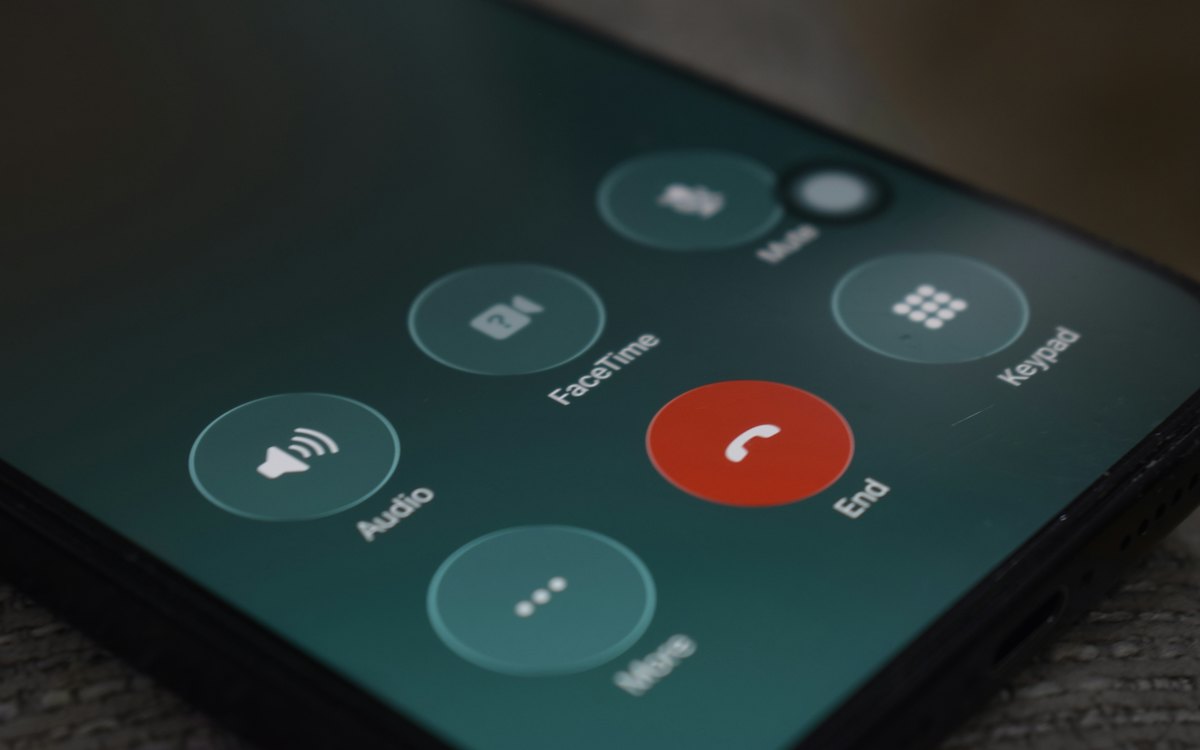 Tela de celular durante uma ligação com o botão de encerrar em destaque