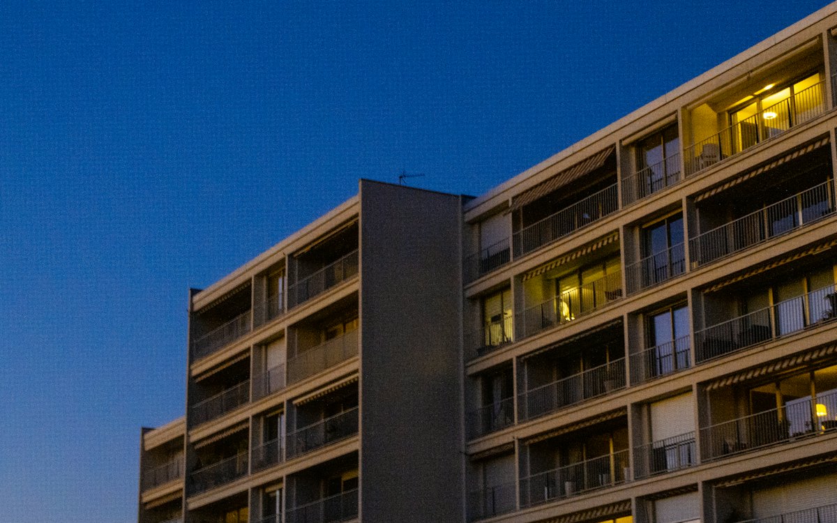 Fachada de prédio residencial ao anoitecer