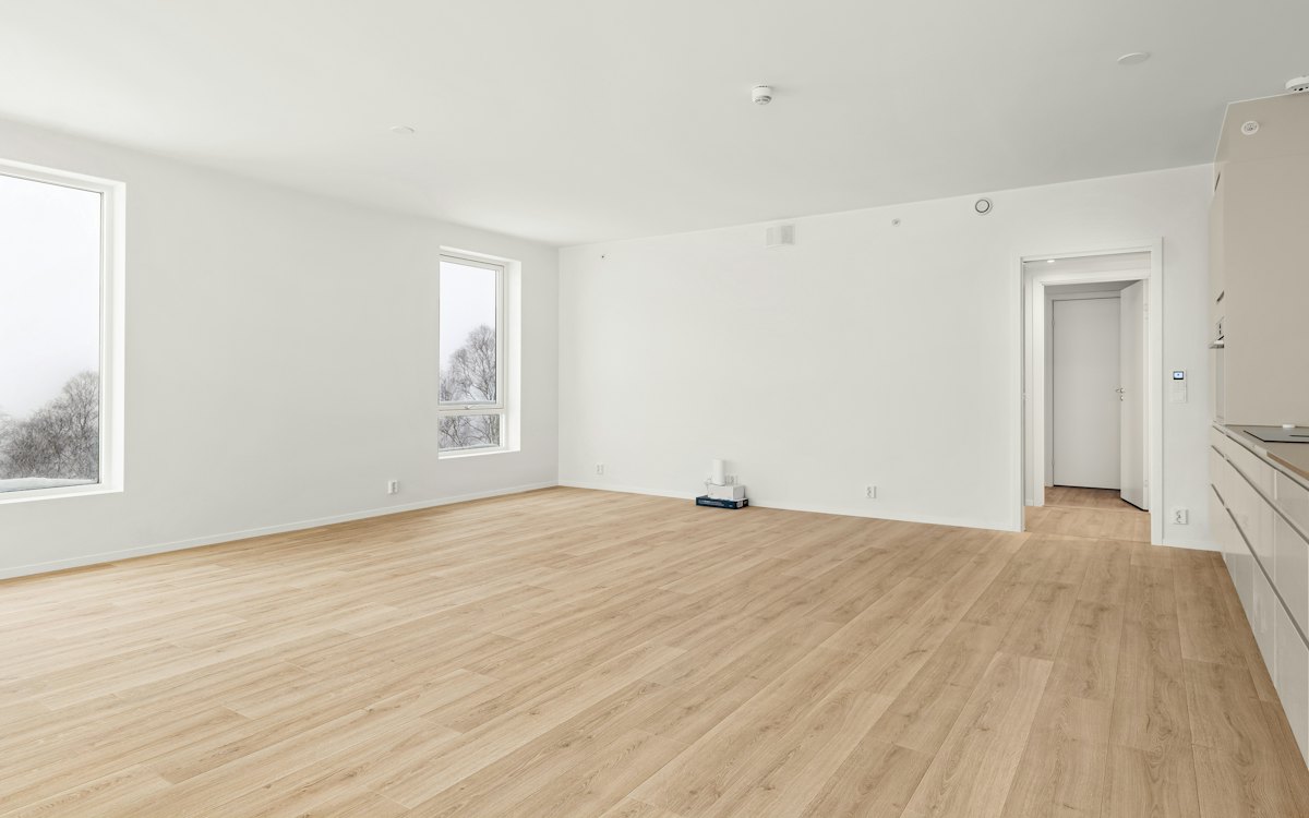 Sala vazia e iluminada de um imóvel pronto para vistoria