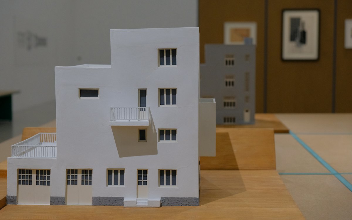 Maquete branca de um edifício residencial