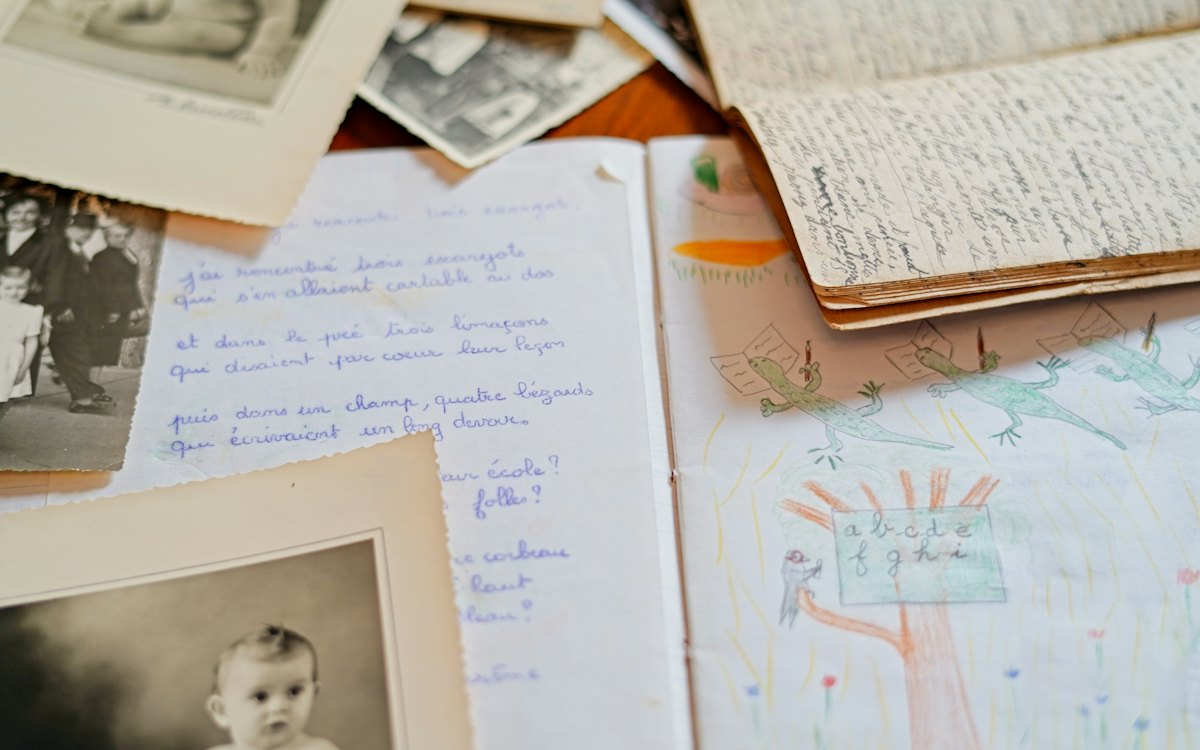 Fotografias antigas de família e cartas sobre a mesa