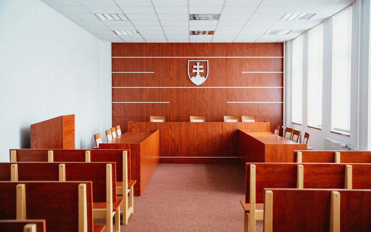 Sala de audiências com bancos de madeira
