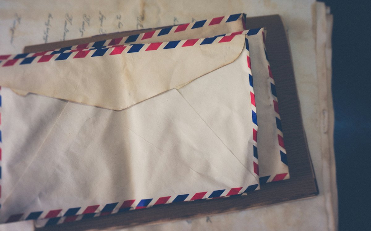 Envelopes de correspondência empilhados sobre a mesa