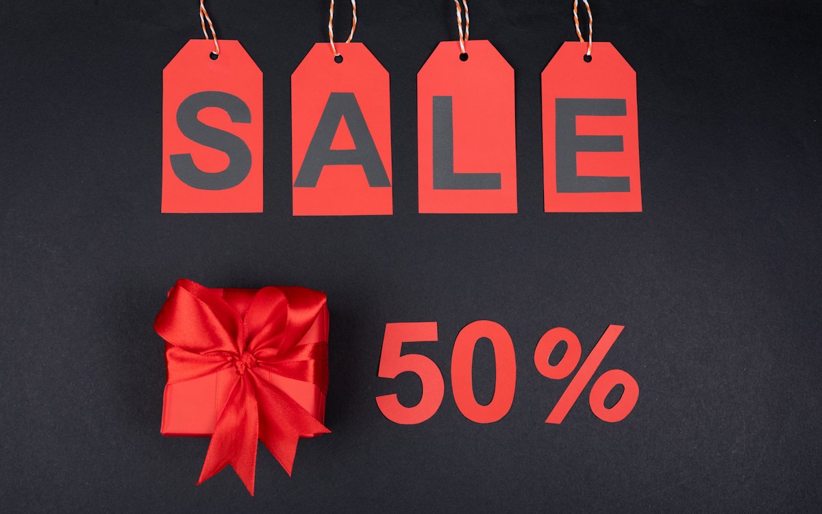 Etiquetas de promoção com desconto de 50 por cento
