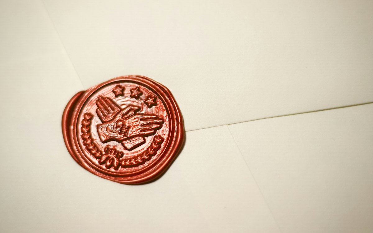 Envelope fechado com selo de cera vermelho