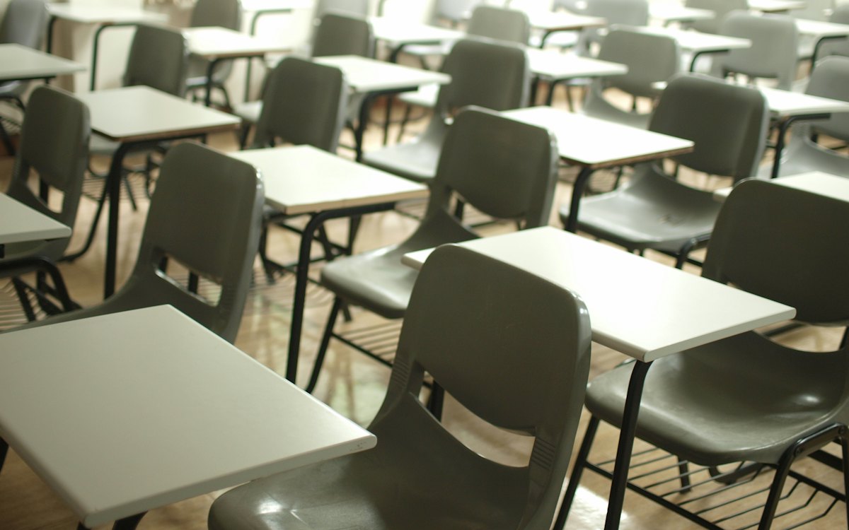 Sala de aula com carteiras vazias