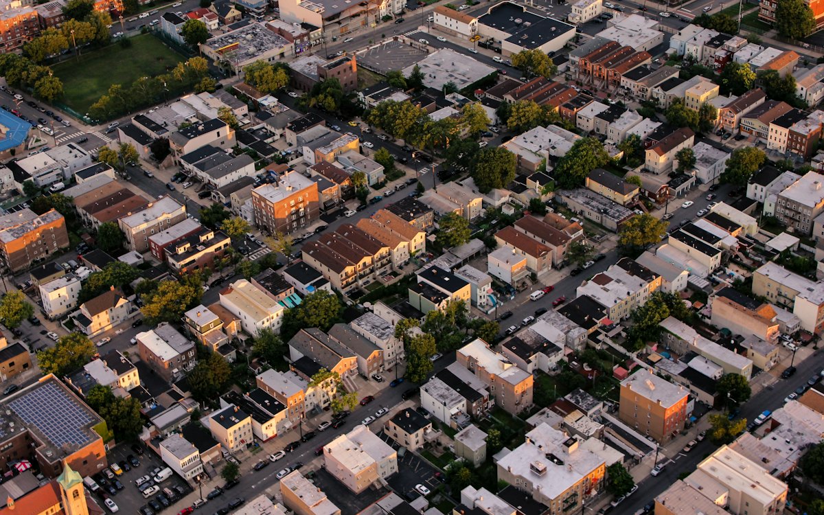 Vista aérea de um bairro urbano densamente ocupado