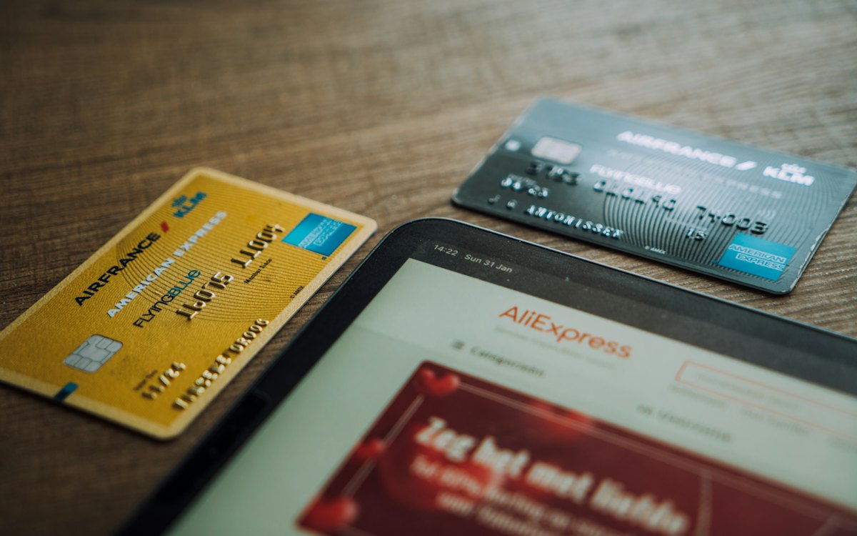 Cartões de crédito apoiados sobre um tablet