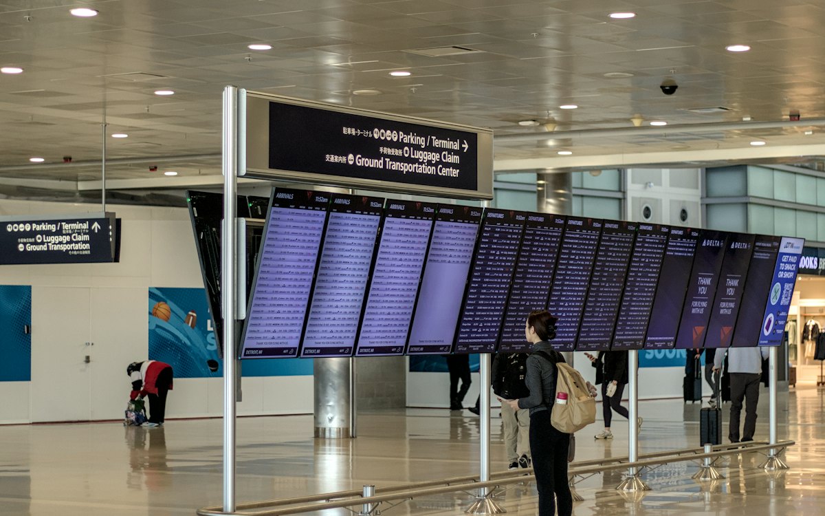 Painel de voos no saguão de um aeroporto